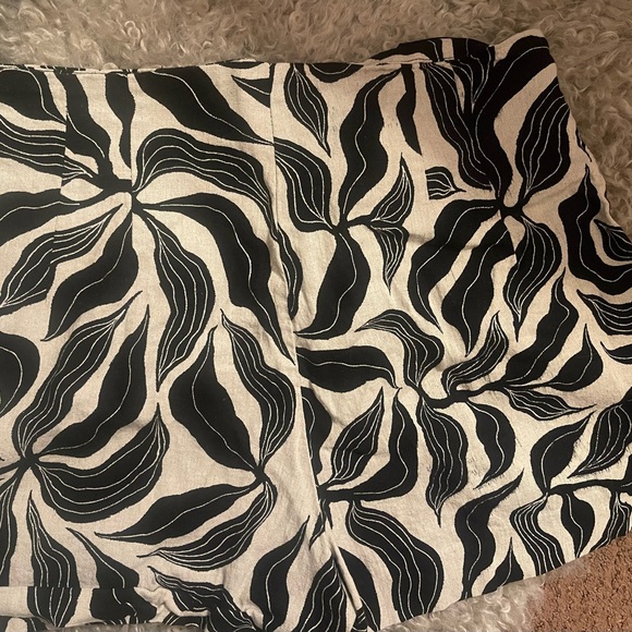 Zara Black and Cream Floral Pattern Shorts - Picture 4 of 5